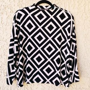Chico's Travelers Diamond Print Top Womens 2/Large Black White Abstract Slinky